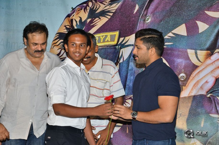 Army-People-Watching-Naa-Peru-Surya-Naa-illu-India-Movie-Photos